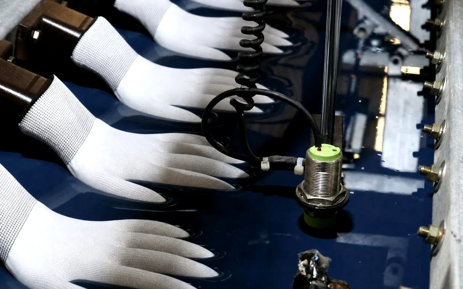 Glove coating and anti-cut work glove production process at Mitra Saruta